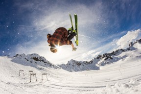 球队的家庭日：幕后温馨瞬间大揭秘，家庭足球队