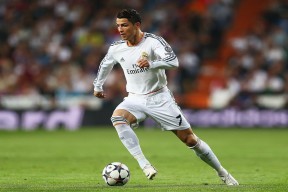 法兰克福球员展现出强大实力，轻松击败对手，法兰克福队史球星